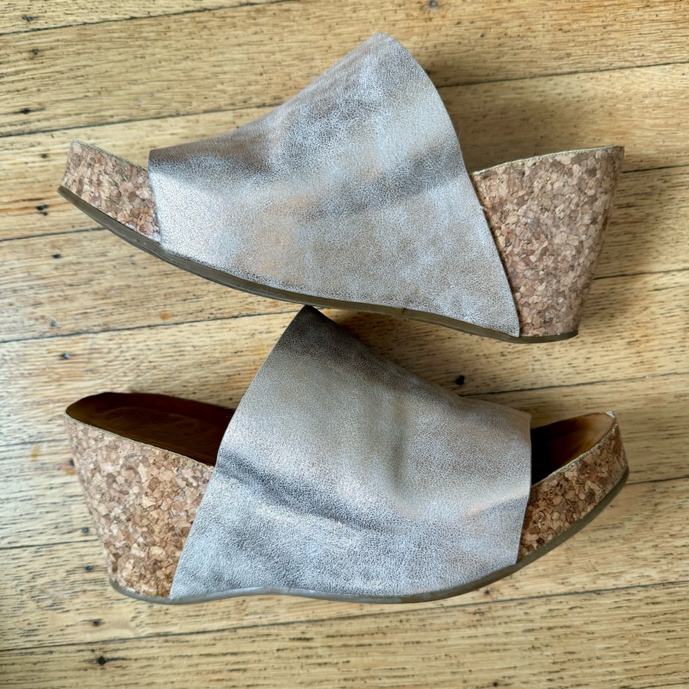 BLOWFISH Rose Gold Distressed Metallic Wedge Sandals Size 8